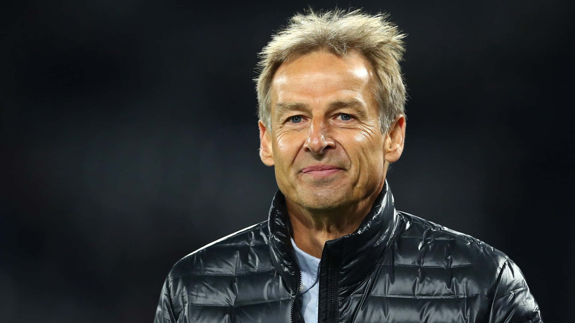 Leggendariocalciatore Jurgen Klinsmann In Azione Sfondo
