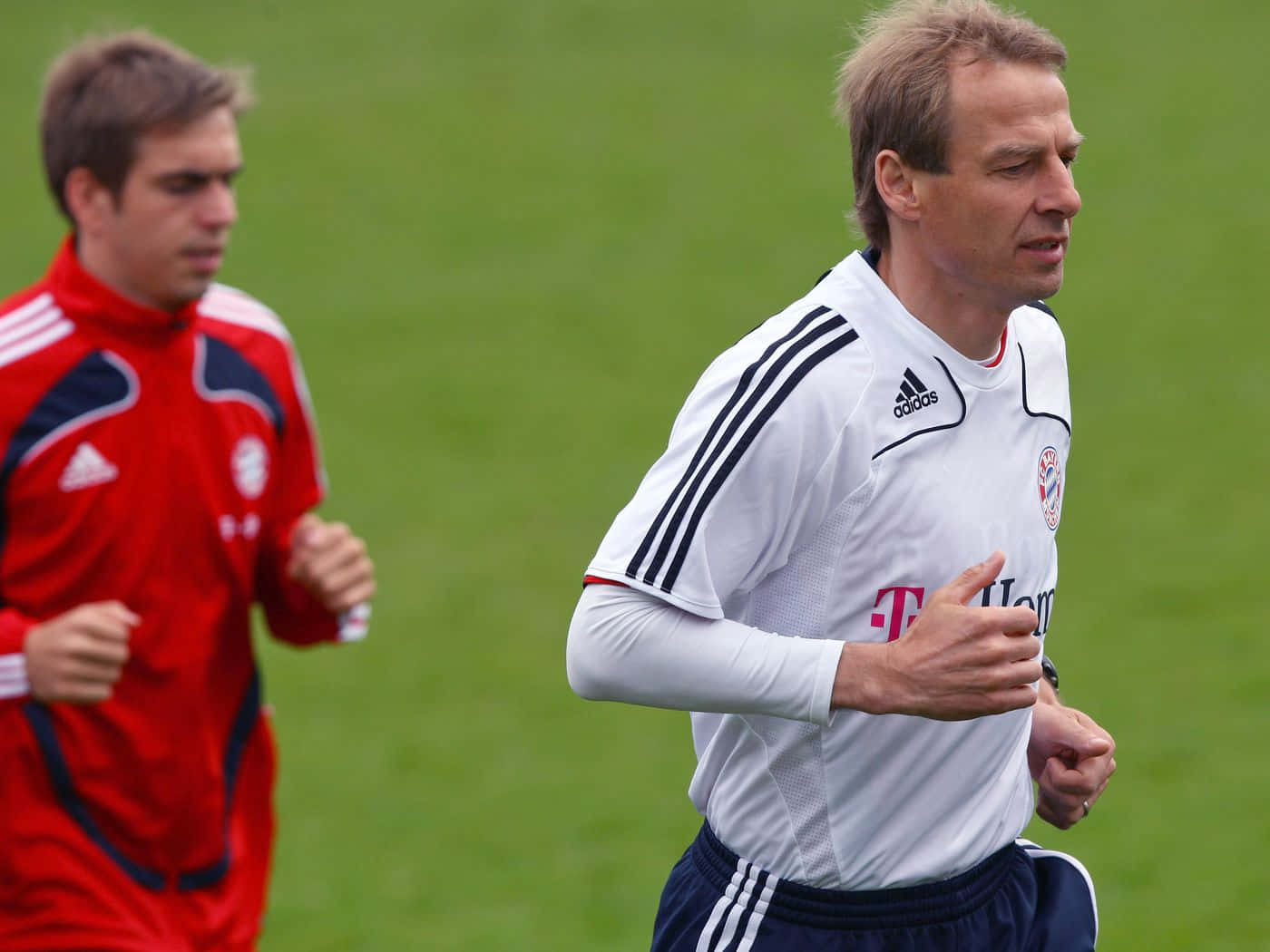 Jurgen Klinsmann løber sammen med fodboldspiller Wallpaper