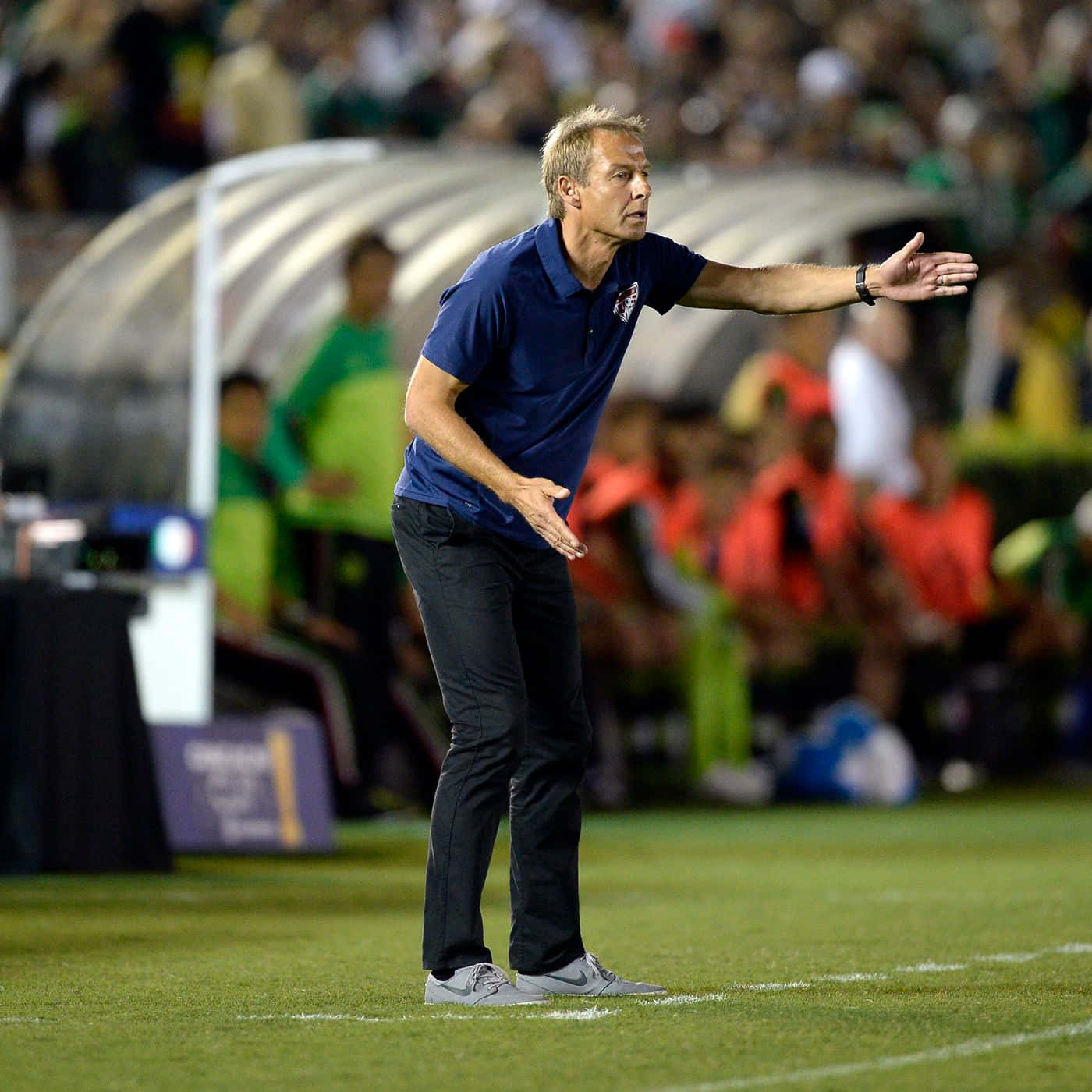 Jurgen Klinsmann står og laver signaler Wallpaper