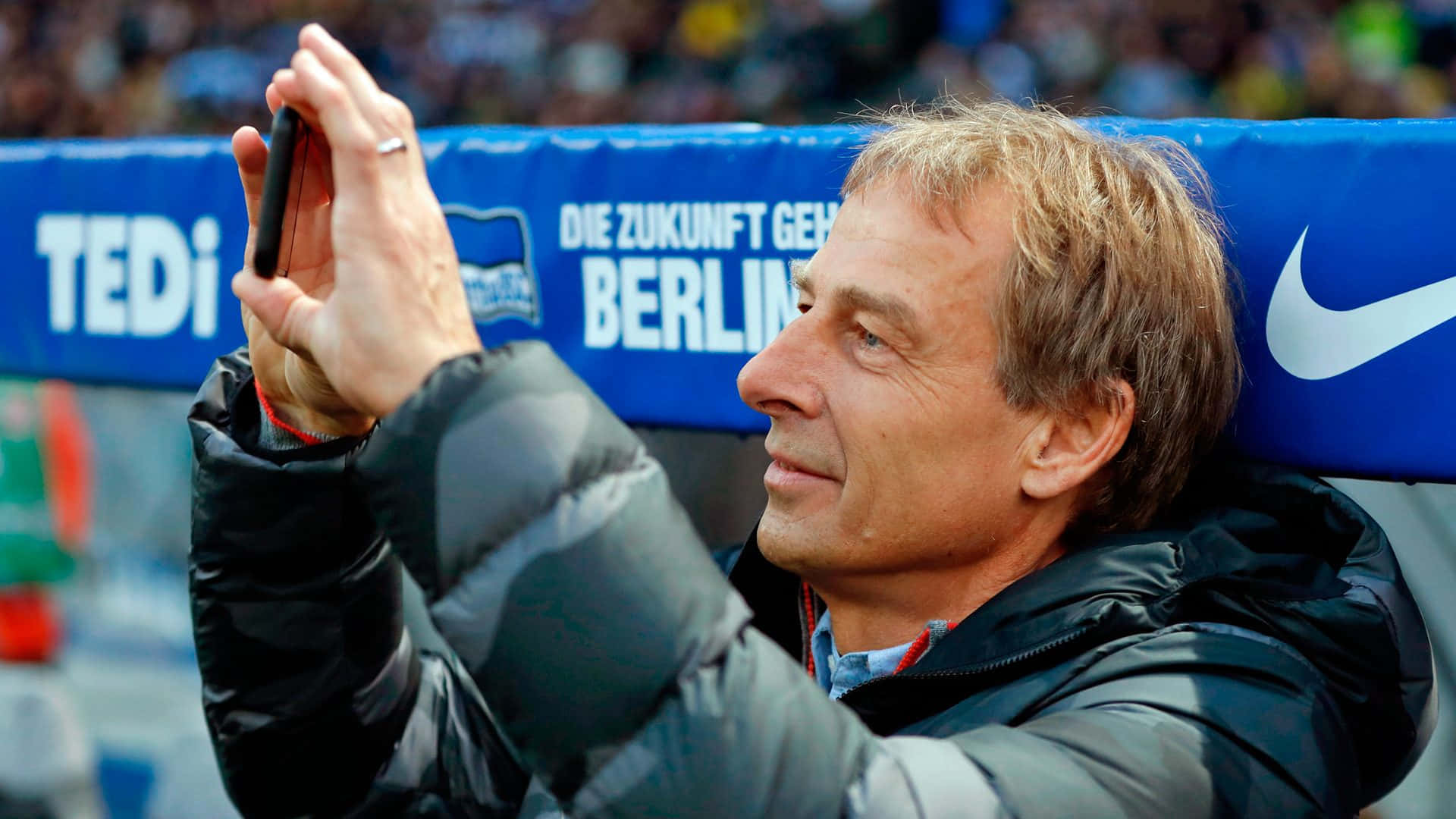 Jurgen Klinsmann bruger telefon Wallpaper