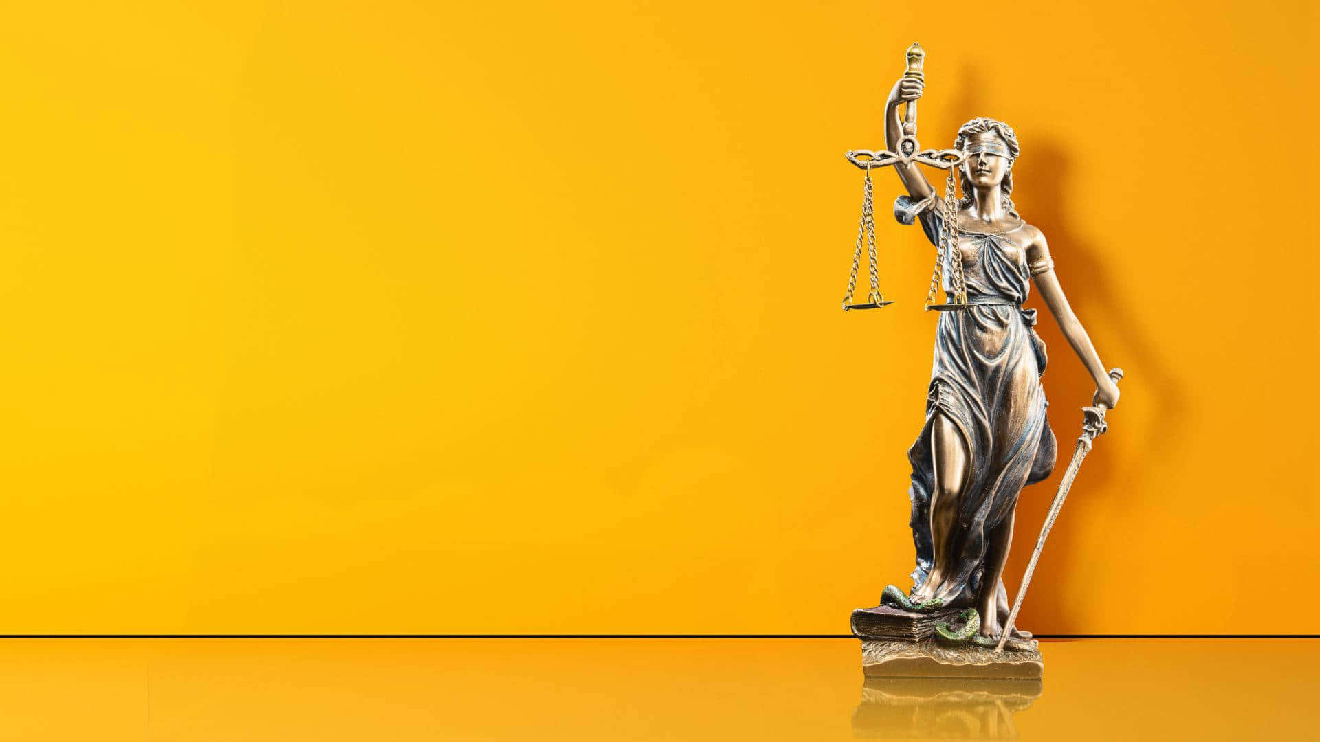 Einestatue Der Gerechtigkeit, Die Waagen Auf Einem Gelben Hintergrund Hält
