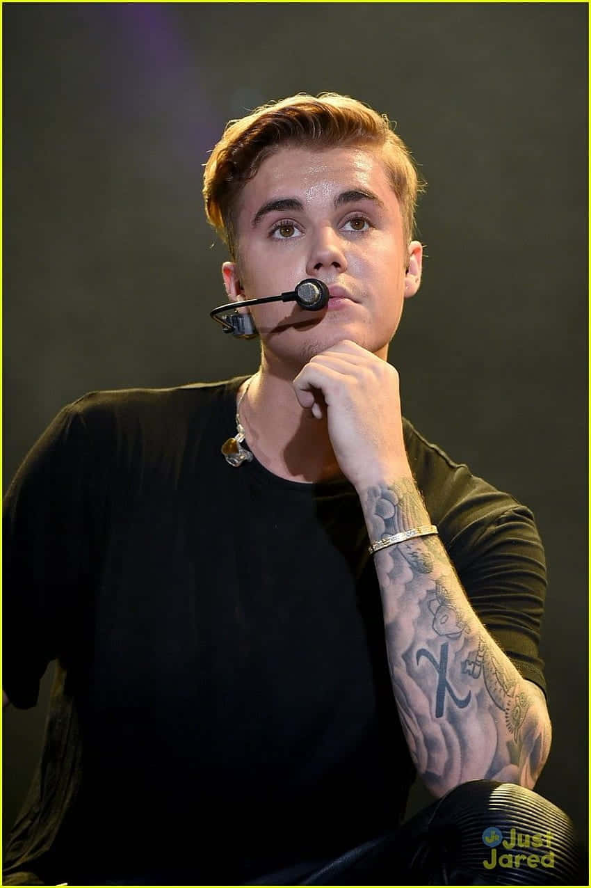 Imagende Justin Bieber Actuando Durante Su Gira Mundial En 2015. Fondo de pantalla