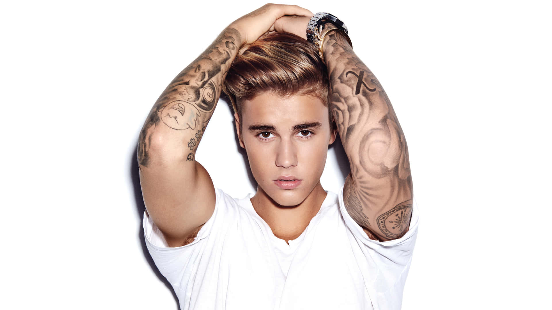 Justin Bieber looks stylish and confident as he poses in 2021. Wallpaper