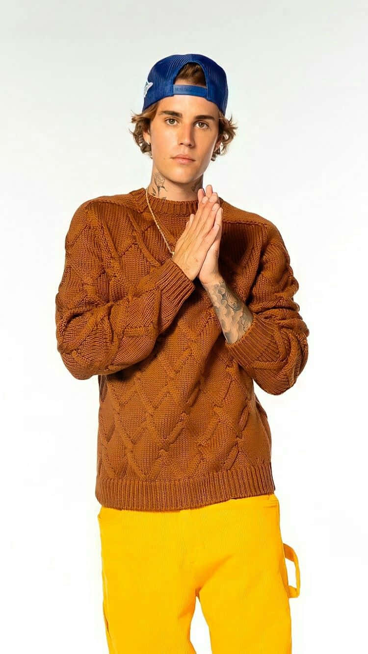 Justin Bieber poserer med en mikrofon i 2021. Wallpaper
