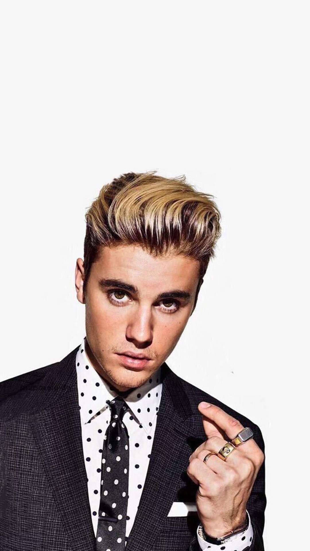 Pop star Justin Bieber arrives in a black suit. Wallpaper
