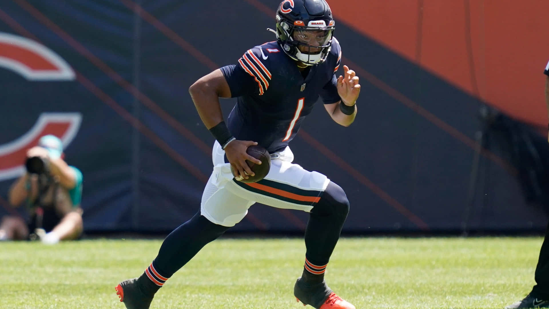 Former NFL Player Gives Major Praise To Bears QB Justin Fields