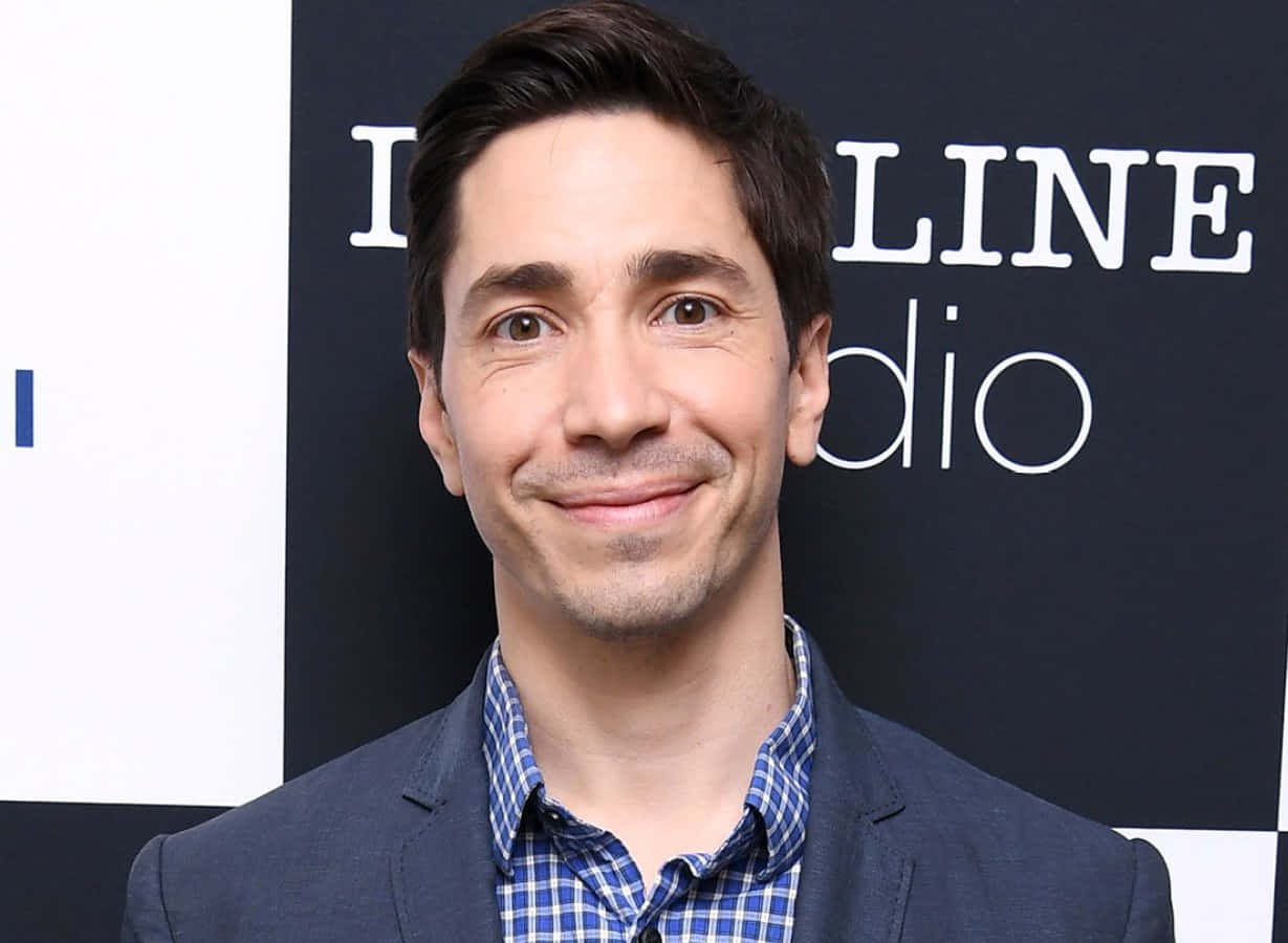 Justin Long in a Relaxed Pose Wallpaper
