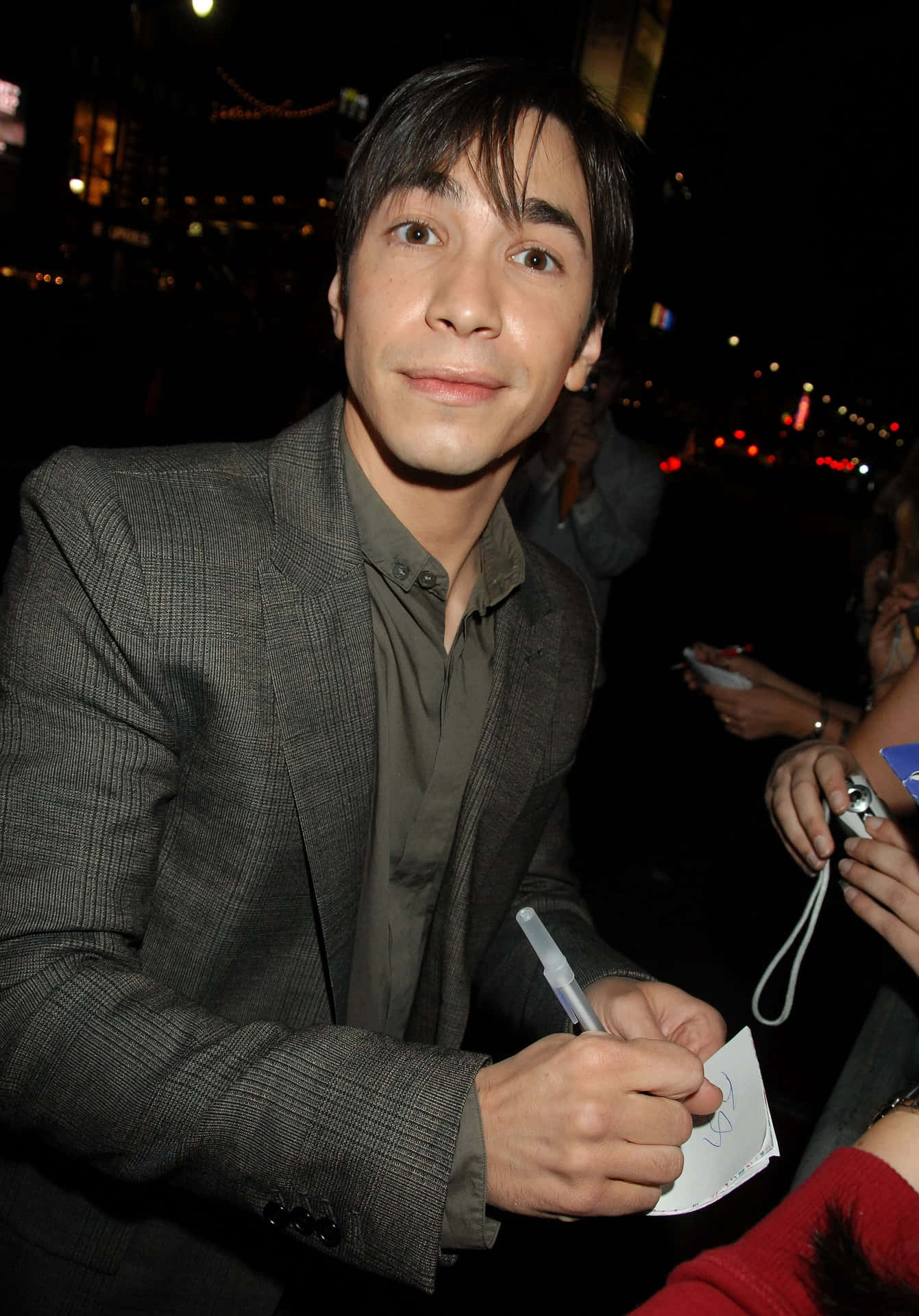 Justin Long Smiling at an Event Wallpaper