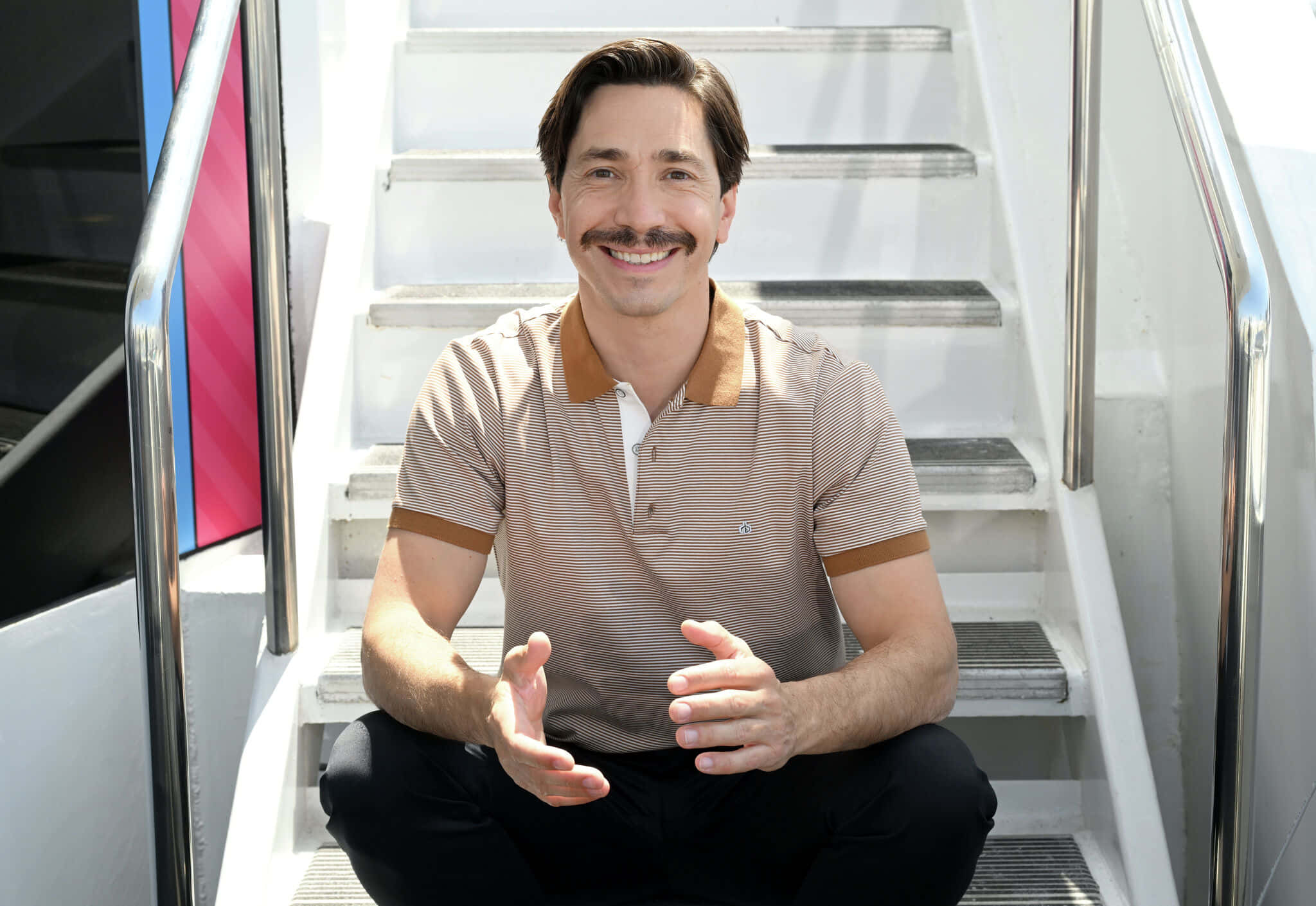 Smiling Justin Long in a Casual Outfit Wallpaper