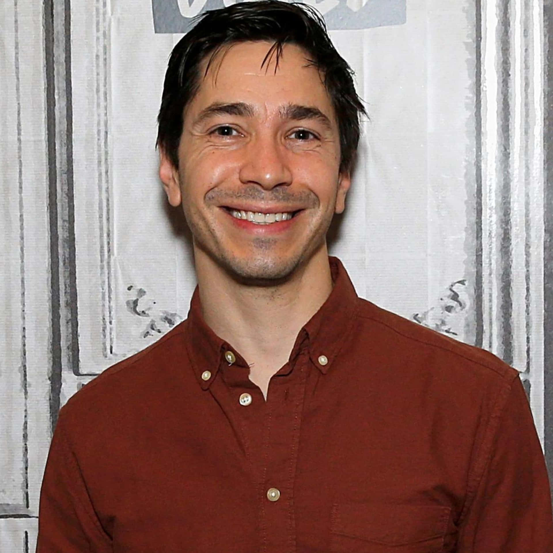 Justin Long smiling at an event Wallpaper