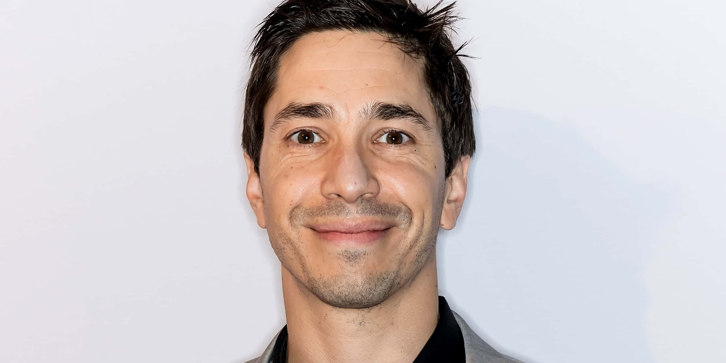 Engaging portrait of actor Justin Long Wallpaper