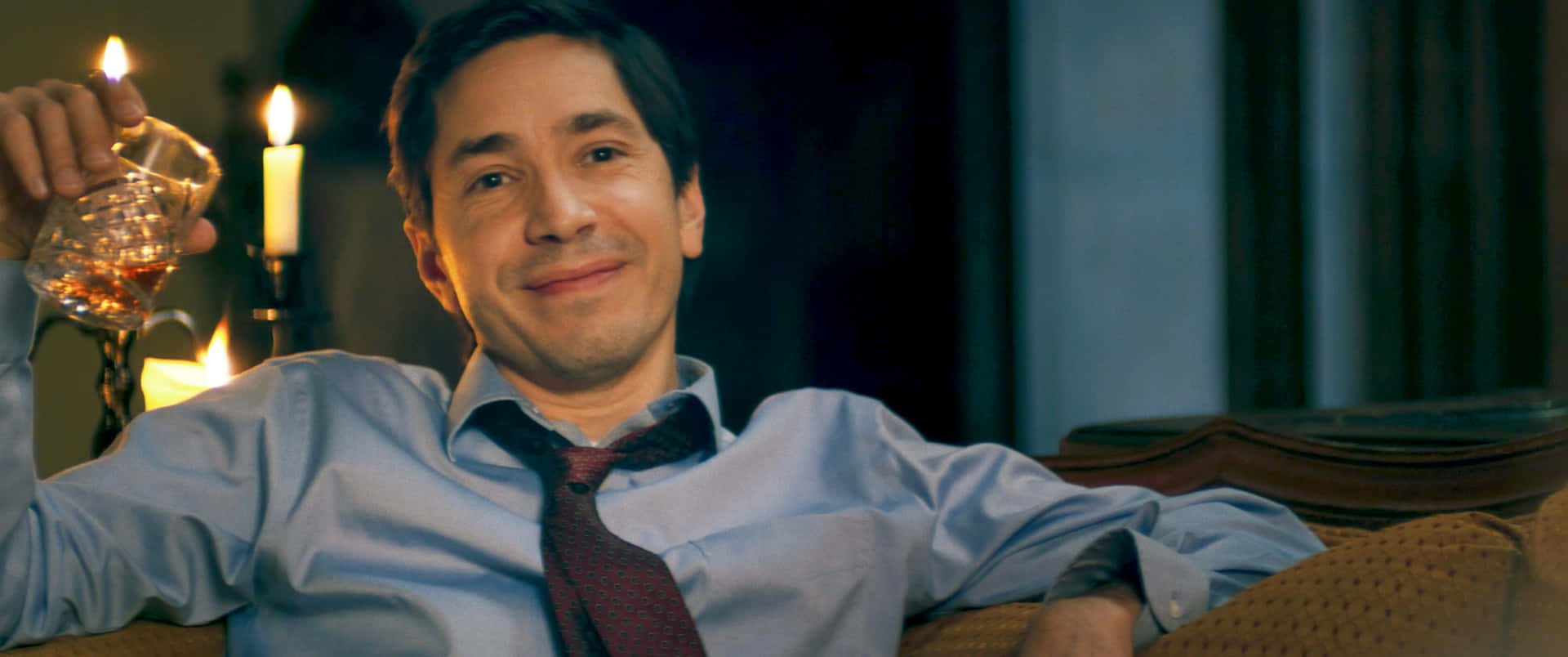 Justin Long posing in a casual photoshoot Wallpaper