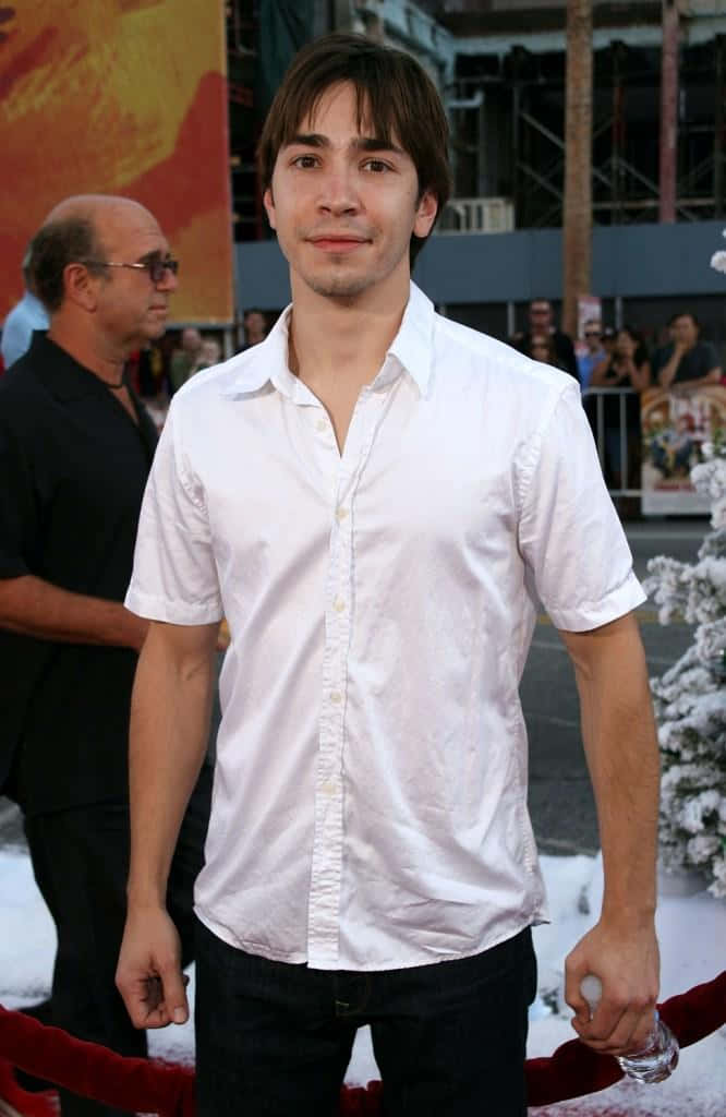 Justin Long Posing for a Portrait Wallpaper