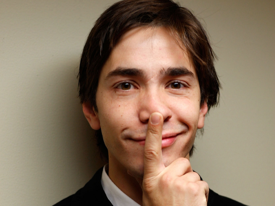 Justin Long smiling at an event Wallpaper