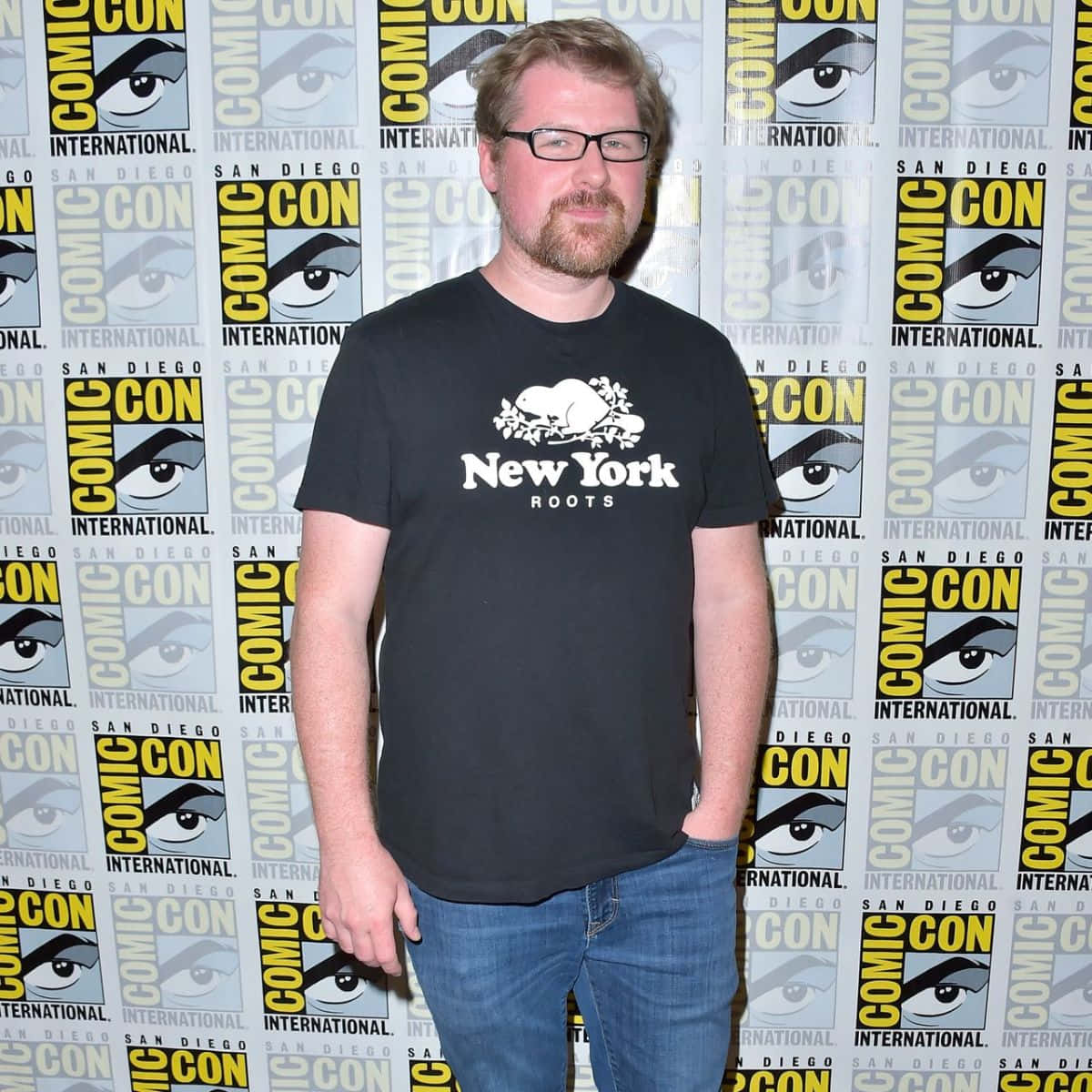 Justin Roiland Poseert Met Geanimeerde Personages Achtergrond