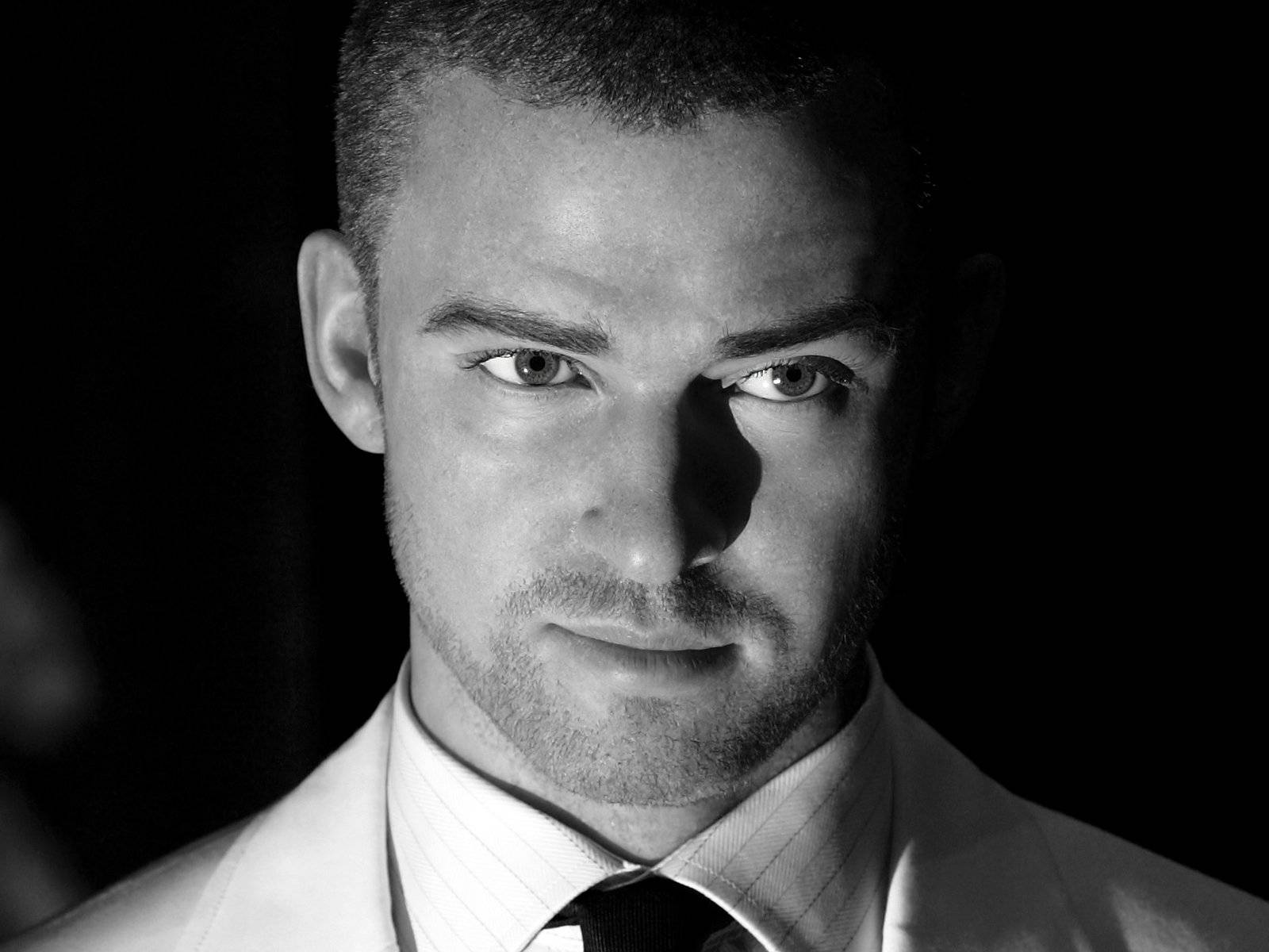 Justin Timberlake Black And White Smirking Wallpaper
