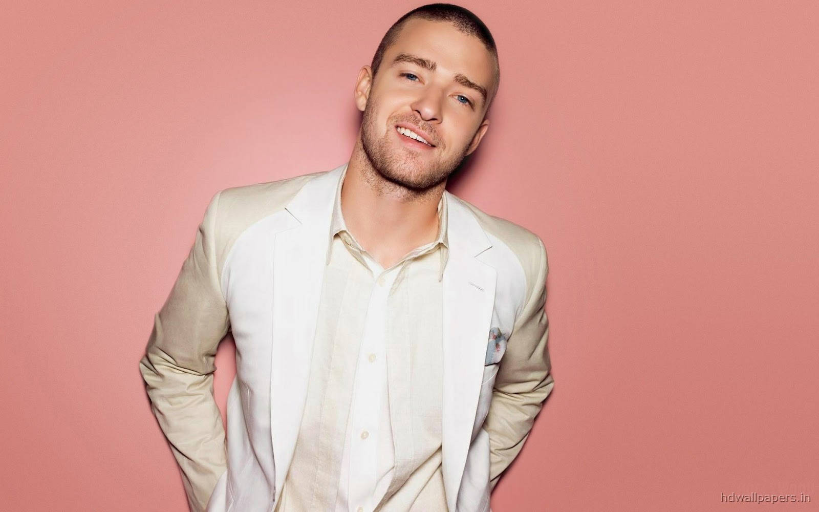 Justin Timberlake Grinning In All-white Wallpaper