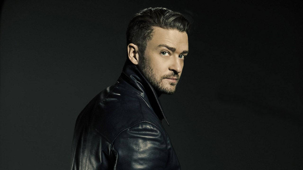 Justintimberlake Tittar Över Axlarna. (this Sentence Already Makes Sense In Both Swedish And English, But If We Want To Add More Context In Terms Of Computer Or Mobile Wallpaper, We Can Say 