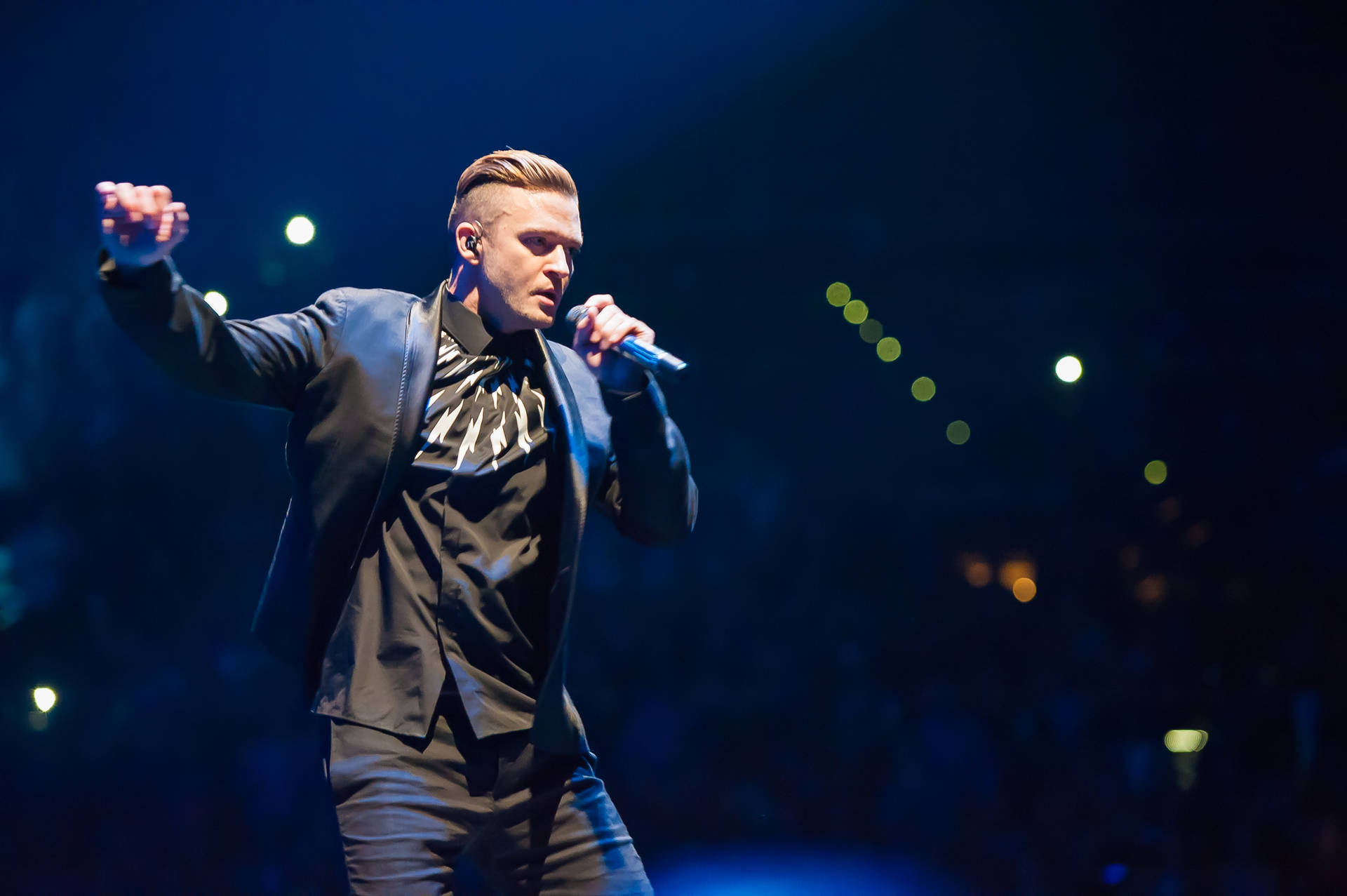 Justintimberlake Sjunger I Mörk Arena. (note: This Sentence Doesn't Specifically Reference Computer Or Mobile Wallpaper. If The Intention Is To Describe A Wallpaper Featuring Justin Timberlake Singing In A Dark Arena, You Could Say 