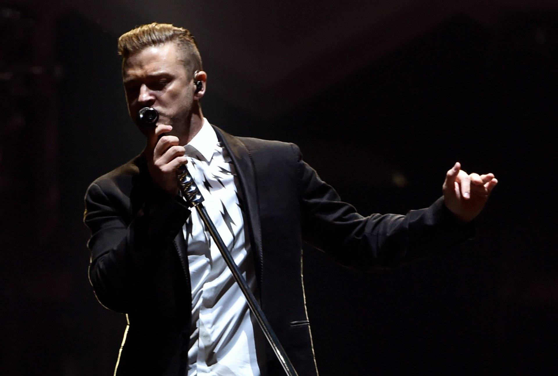 Justin Timberlake Syngende Mikrofon Tapet Wallpaper