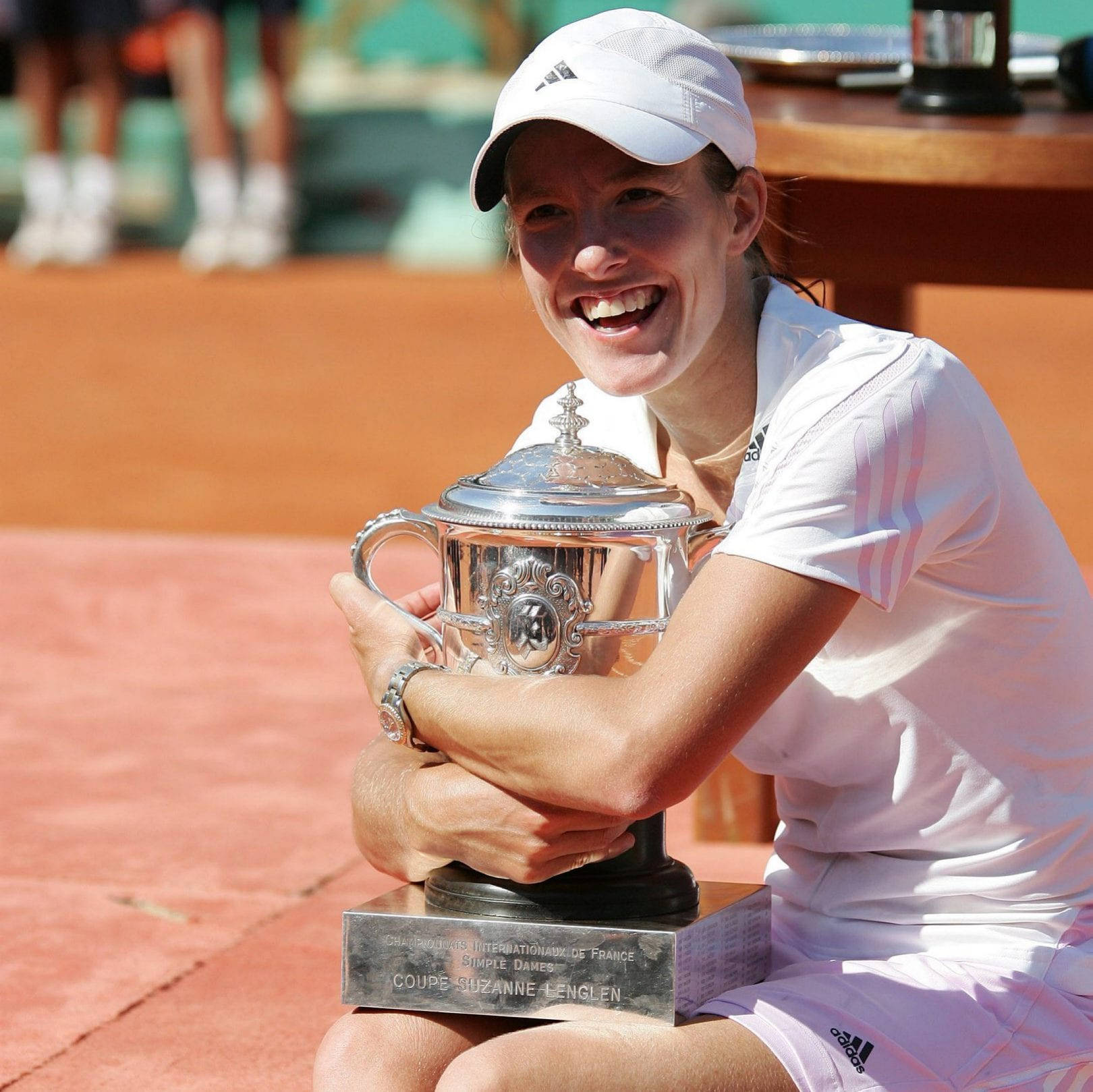 Campionessadi Tennis - Justine Henin In Azione Agli Open Di Francia Sfondo