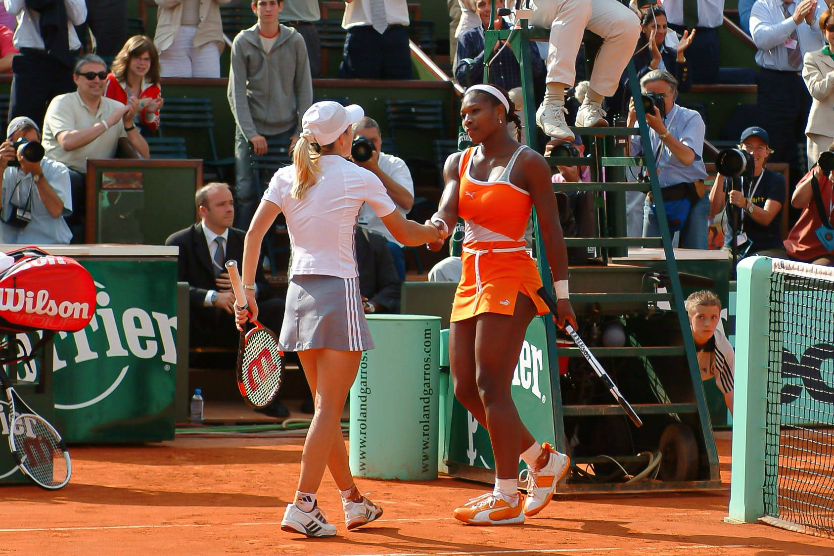 Justine Henin Serena Williams Tapet: Et billede af disse tennisstjerner spiller mod hinanden. Wallpaper