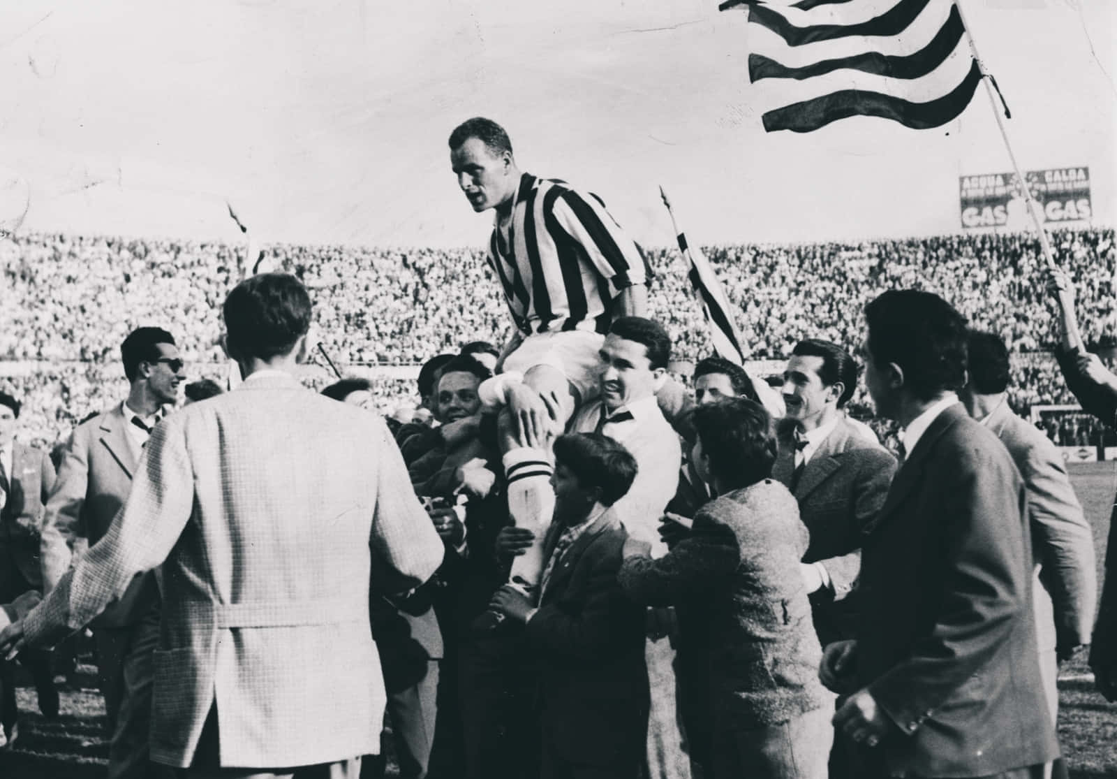 Juventus Player John Charles Victory Wallpaper