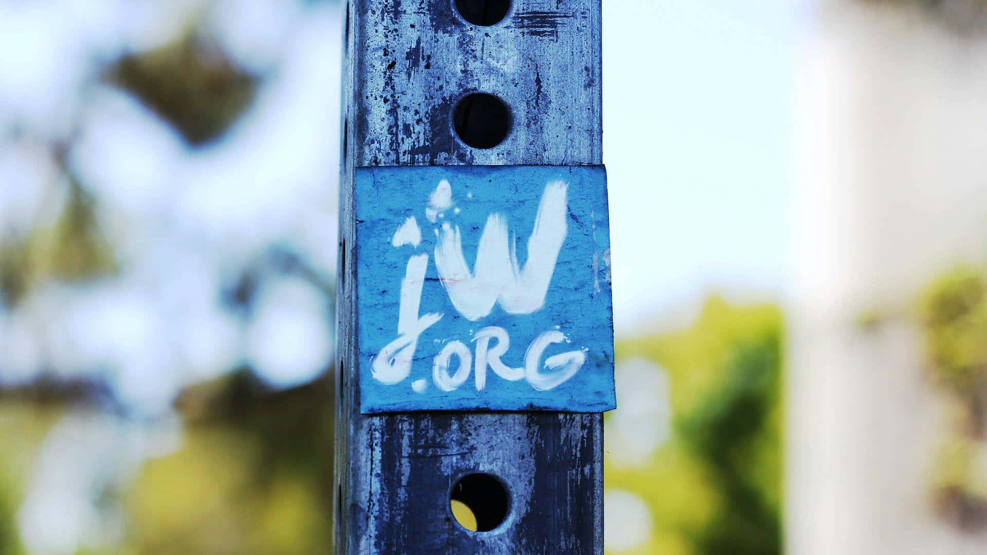 Jworg-logo Auf Holzstab Platziert. Wallpaper