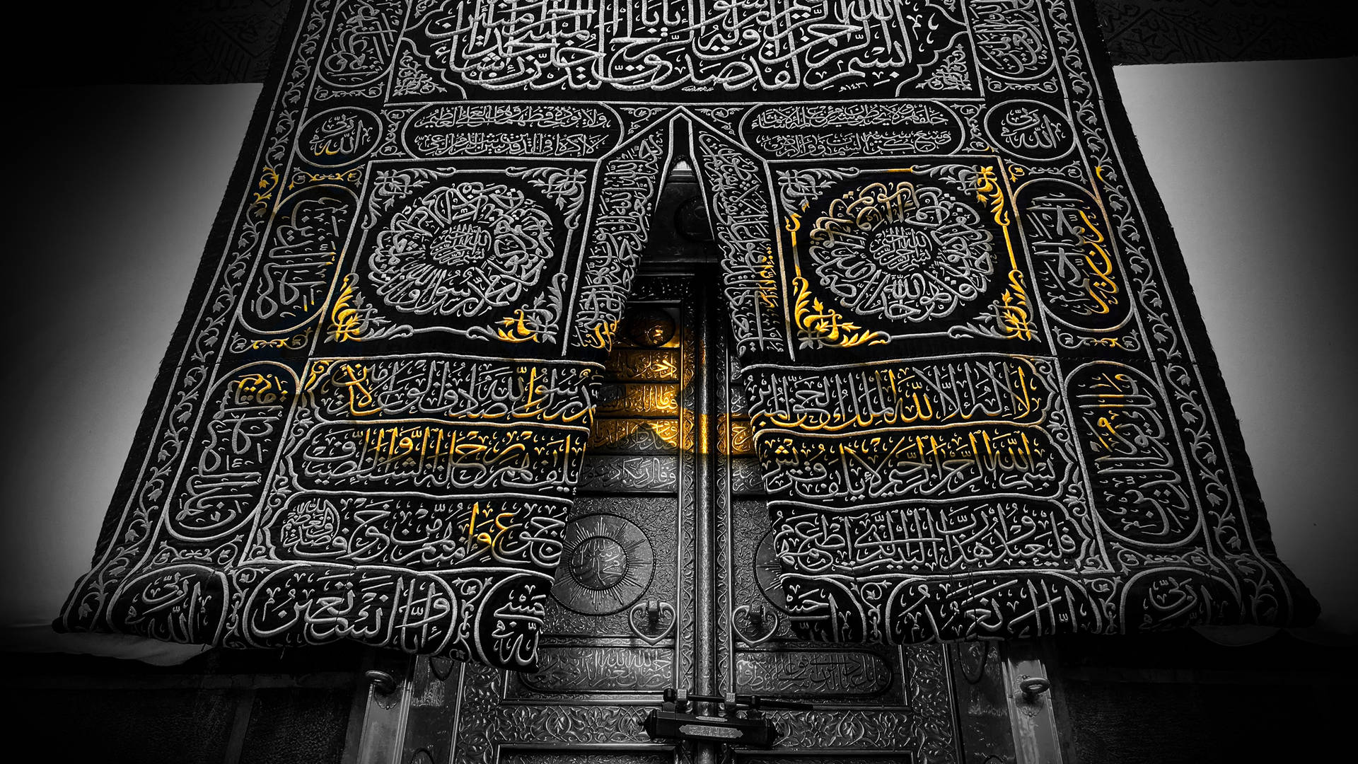 Kaaba In Black With Gold Picture