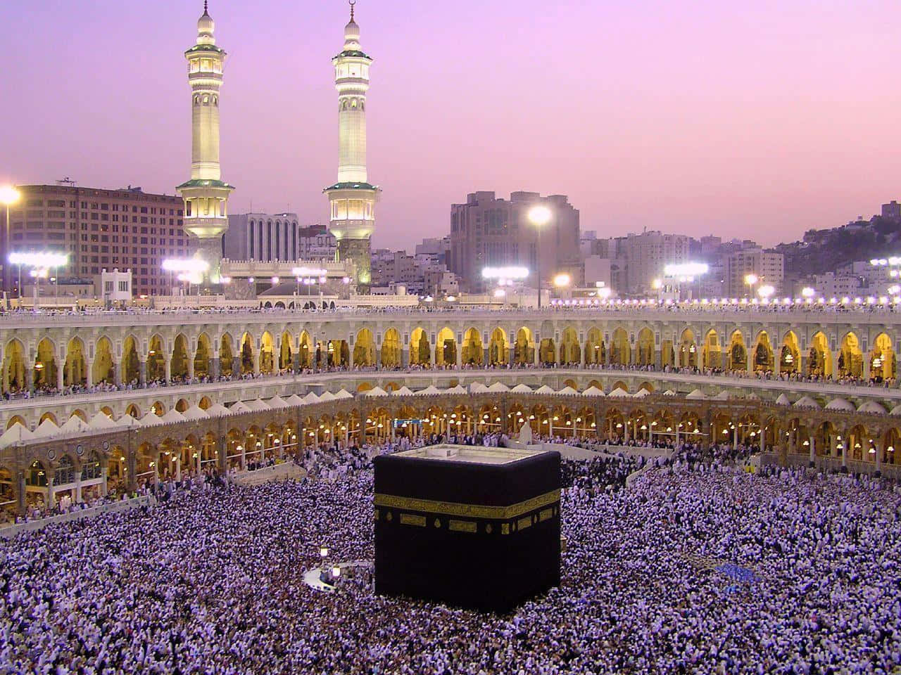 Unamultitud De Personas Se Reúne Alrededor De La Kaaba.