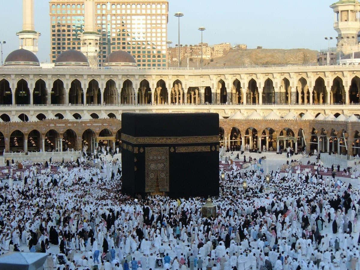 Ungran Grupo De Personas Está De Pie Alrededor De La Kaaba.