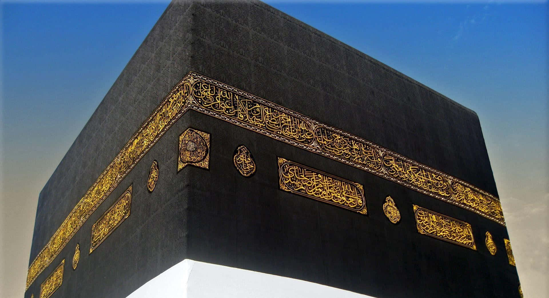 Lakaaba È Un Edificio Nero E Dorato.