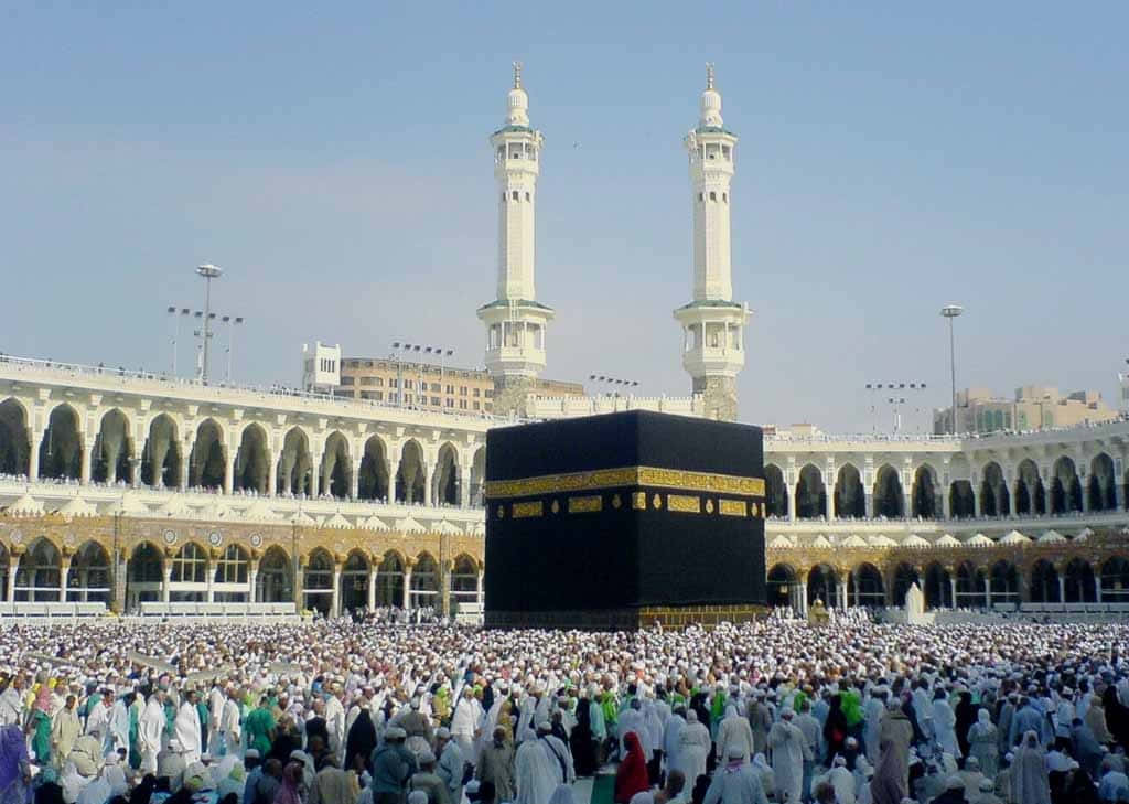 Einegroße Gruppe Von Menschen Steht Um Die Kaaba Herum.