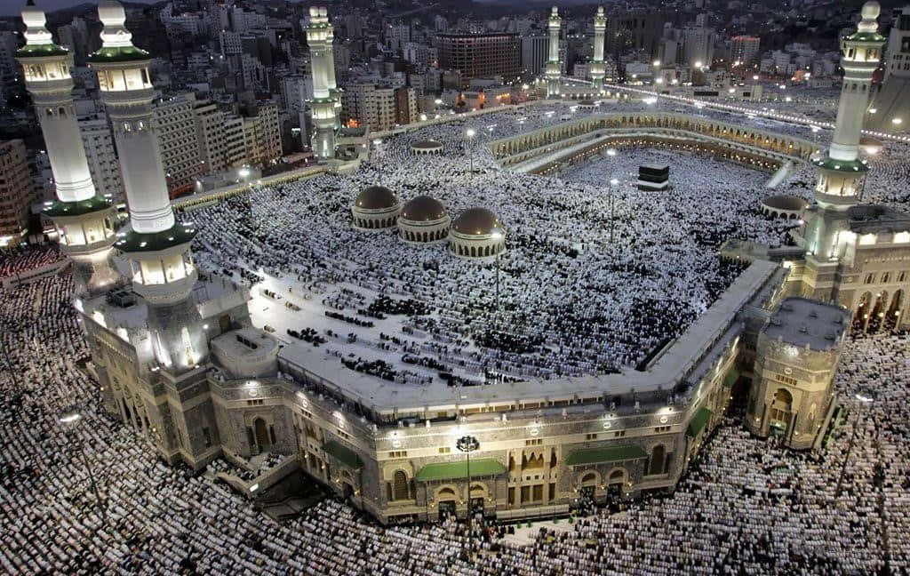Umagrande Multidão De Pessoas Se Reúne Ao Redor Da Kaaba