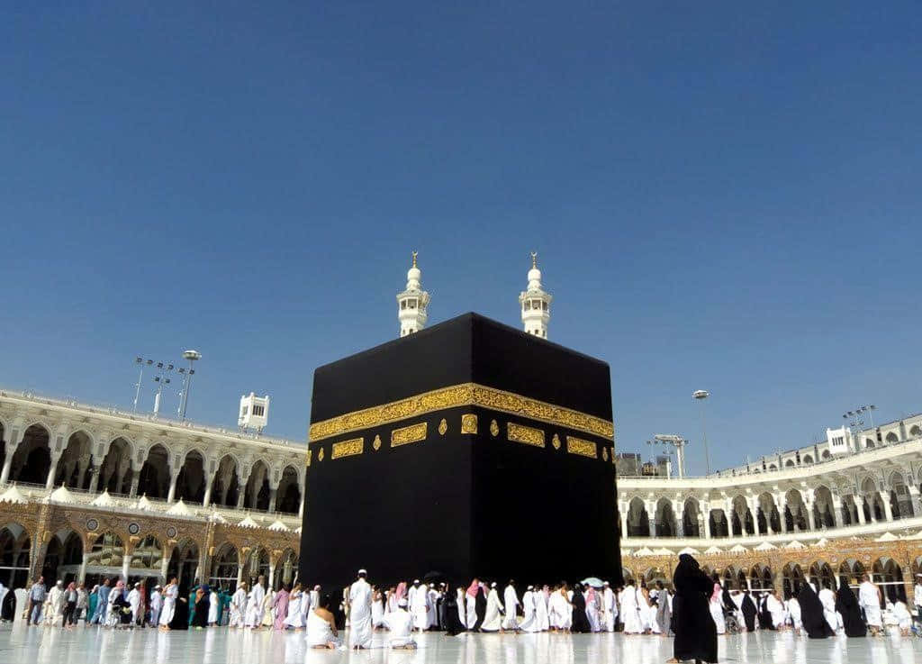 Kaabaen,beliggende I Mekka, Saudi-arabien, Er Et Helligt Islamisk Sted Dedikeret Til Allah.