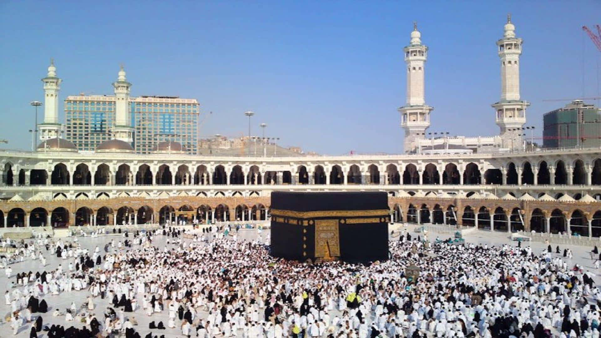 Einegroße Gruppe Von Menschen Steht Um Die Kaaba Herum.