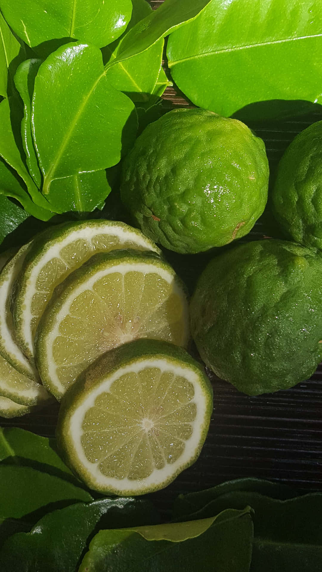 Frutasde Limão Kaffir Com Folhas Verdes. Papel de Parede