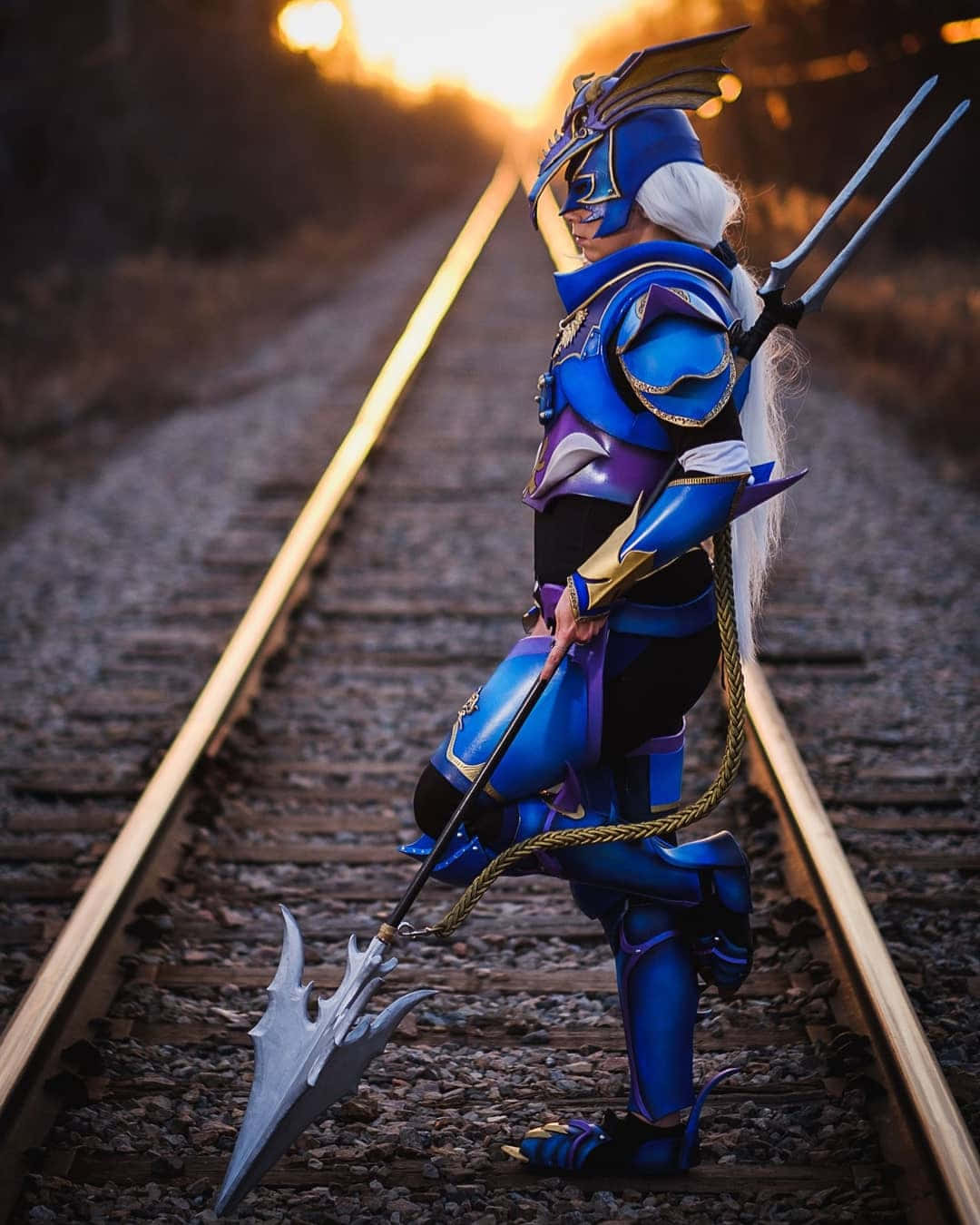 Cosplay De Kain Highwind Sur Des Rails De Chemin De Fer Fond d'écran