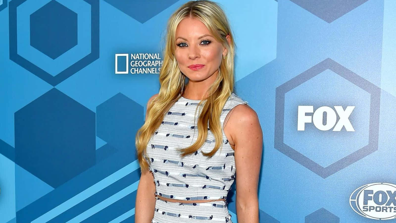 Kaitlindoubleday Sonriendo Elegantemente. Fondo de pantalla