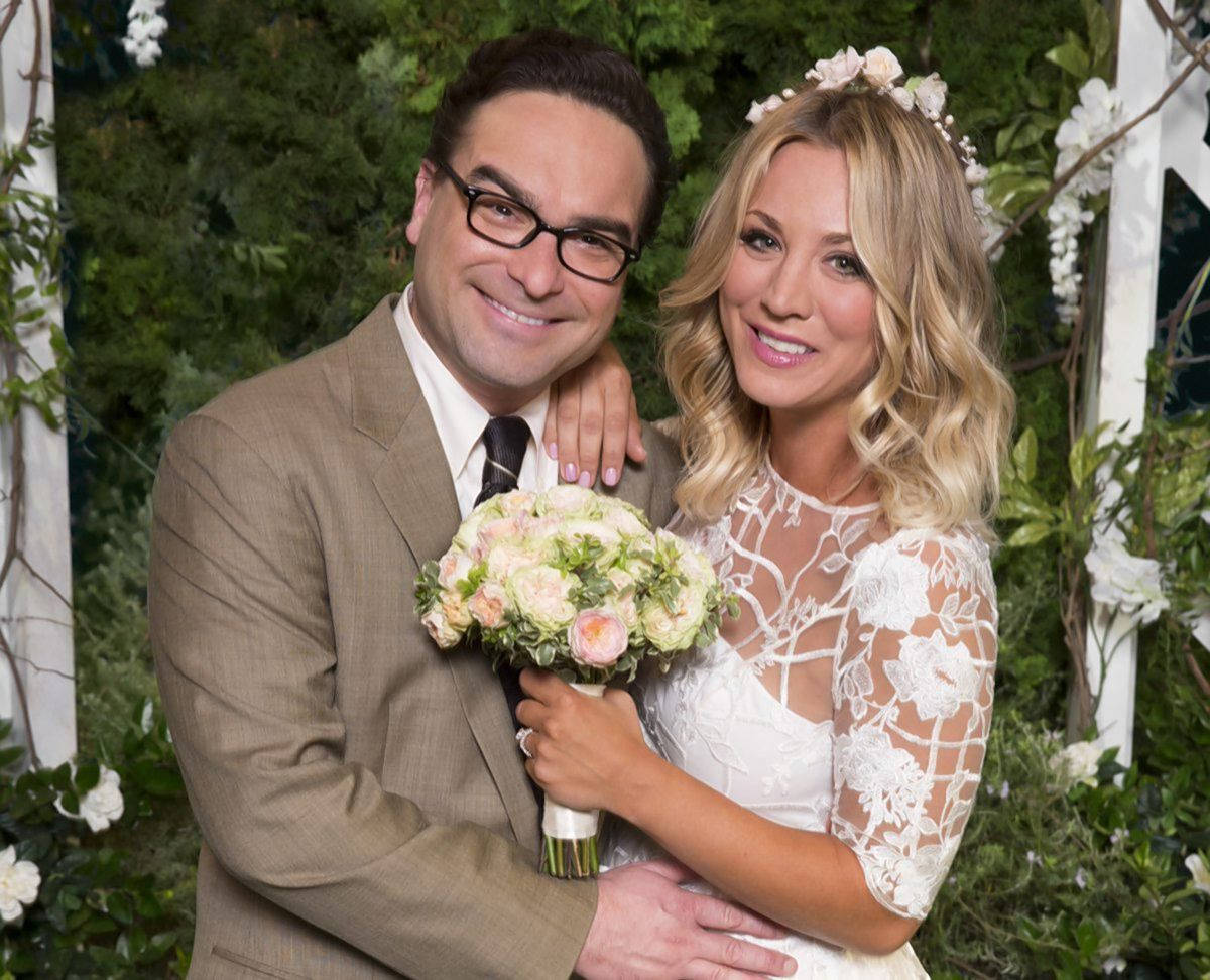 Kaley Cuoco And Co-actor Johnny Galecki Wallpaper