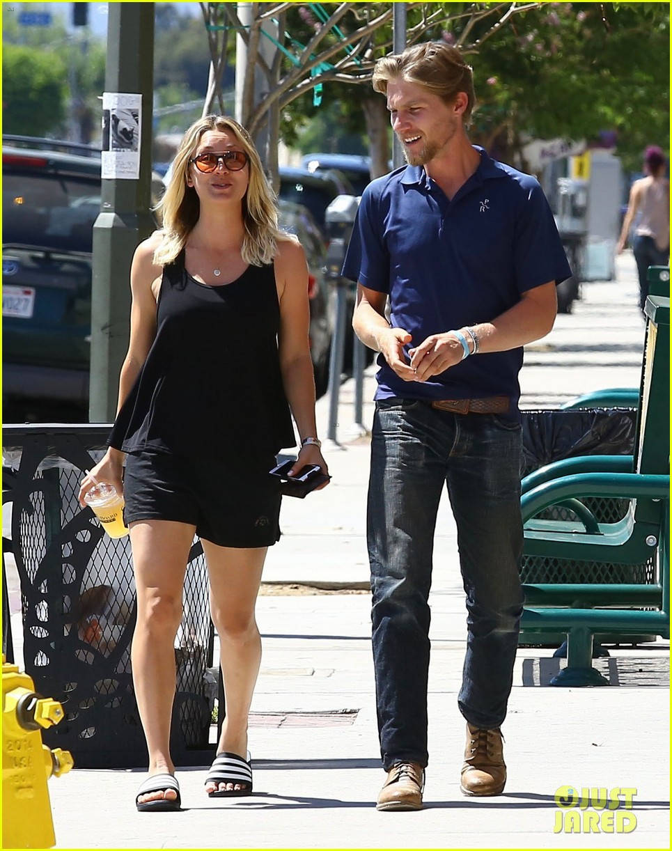 Kaley Cuoco And Karl In Street Wallpaper