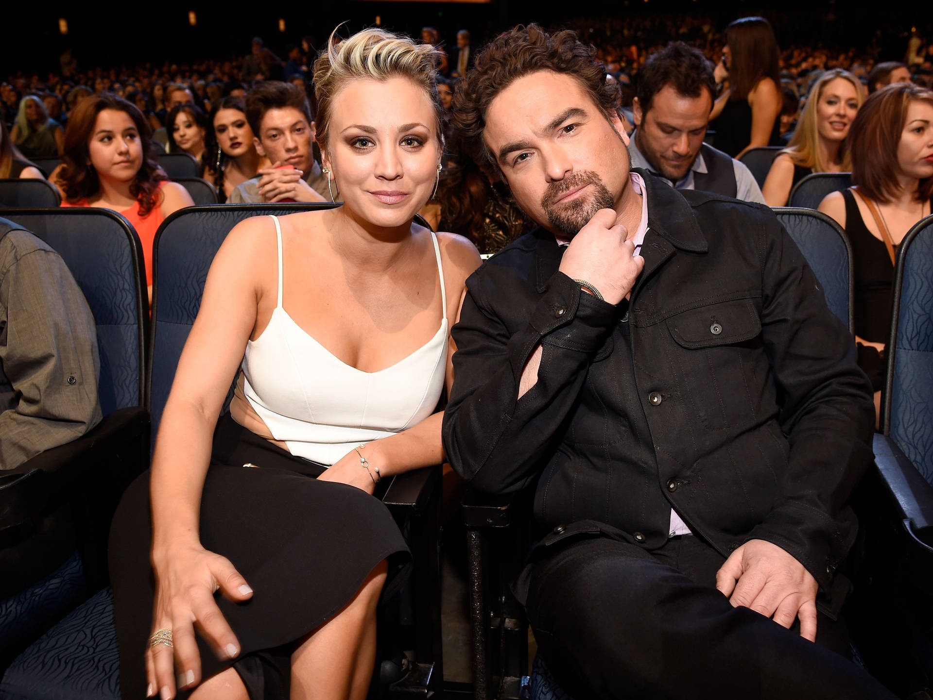 Kaley Cuoco With Johnny Galecki Wallpaper