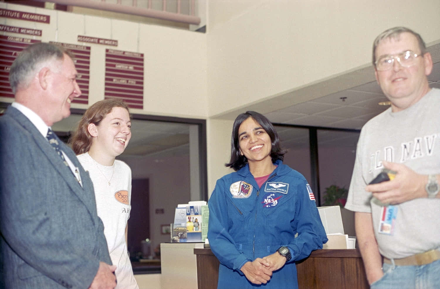 Kalpana Chawla Kollegoidensa Kanssa Nasa:ssa Taustakuva