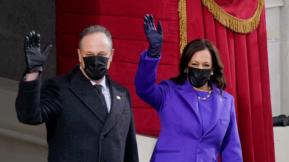 Kamalaharris In Piedi Di Fronte A Una Bandiera Americana