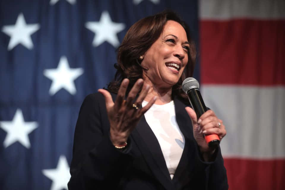 Kamalaharris Che Sorride Durante Un Evento Pubblico