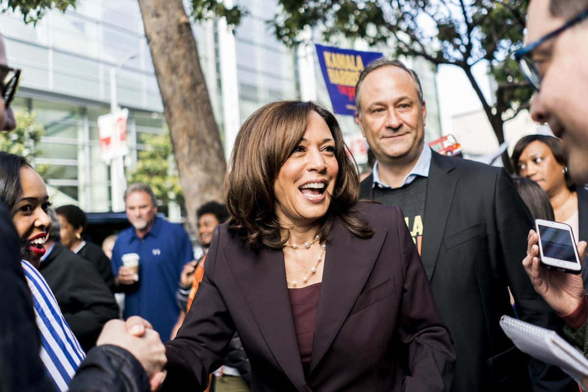 Kamalaharris Che Sorride Durante Un'apparizione Pubblica.