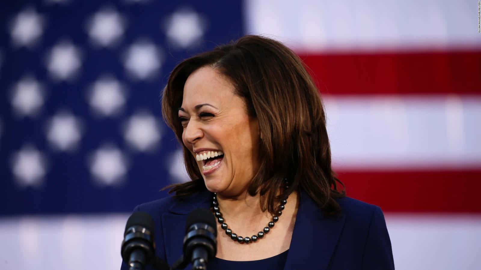 Kamalaharris Che Sorride Durante Un Evento.