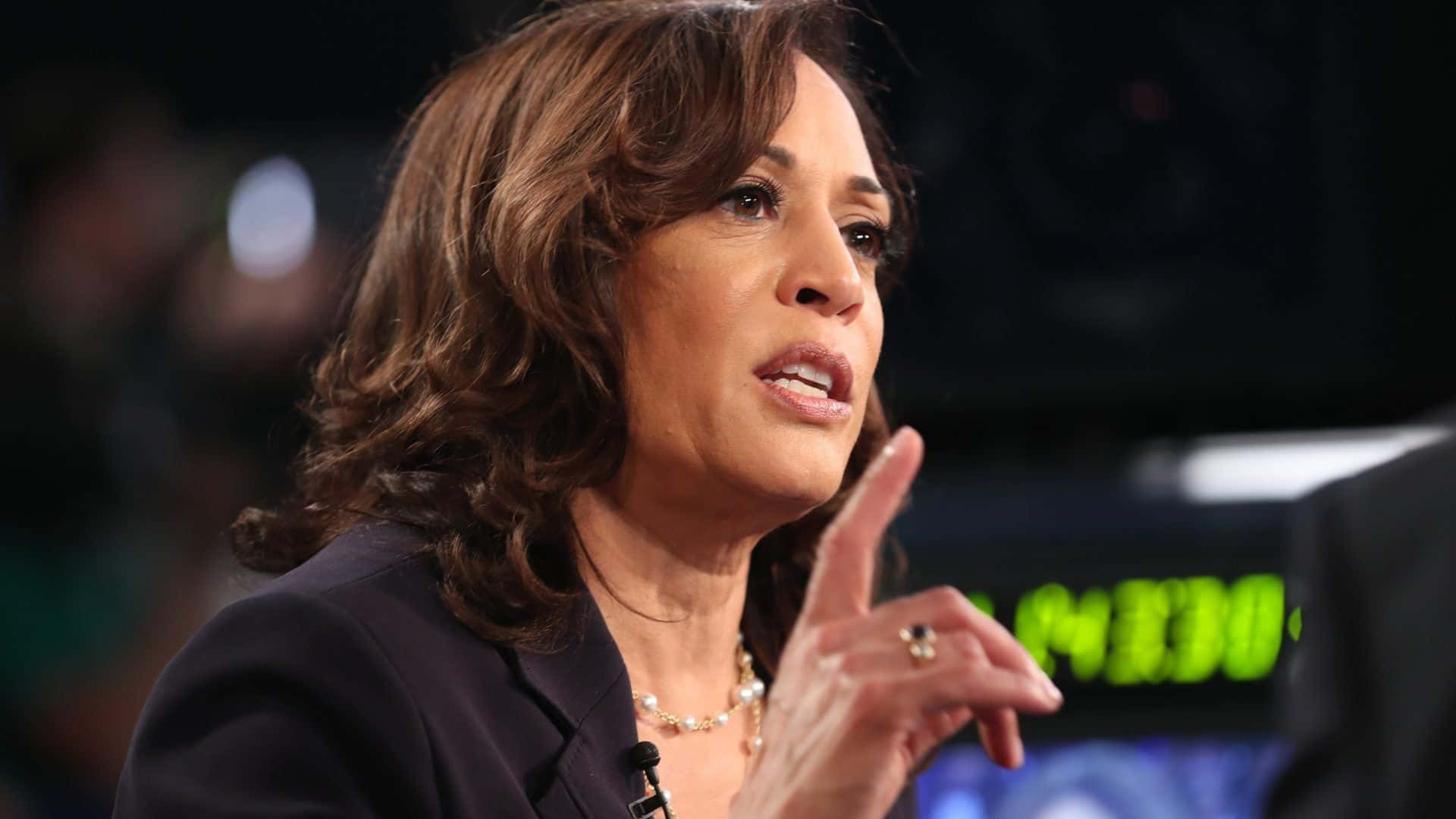 Kamalaharris Che Tiene Un Discorso Di Fronte A Una Bandiera Americana