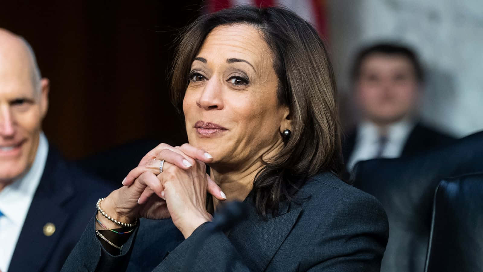 Kamalaharris In Piedi Con Sicurezza