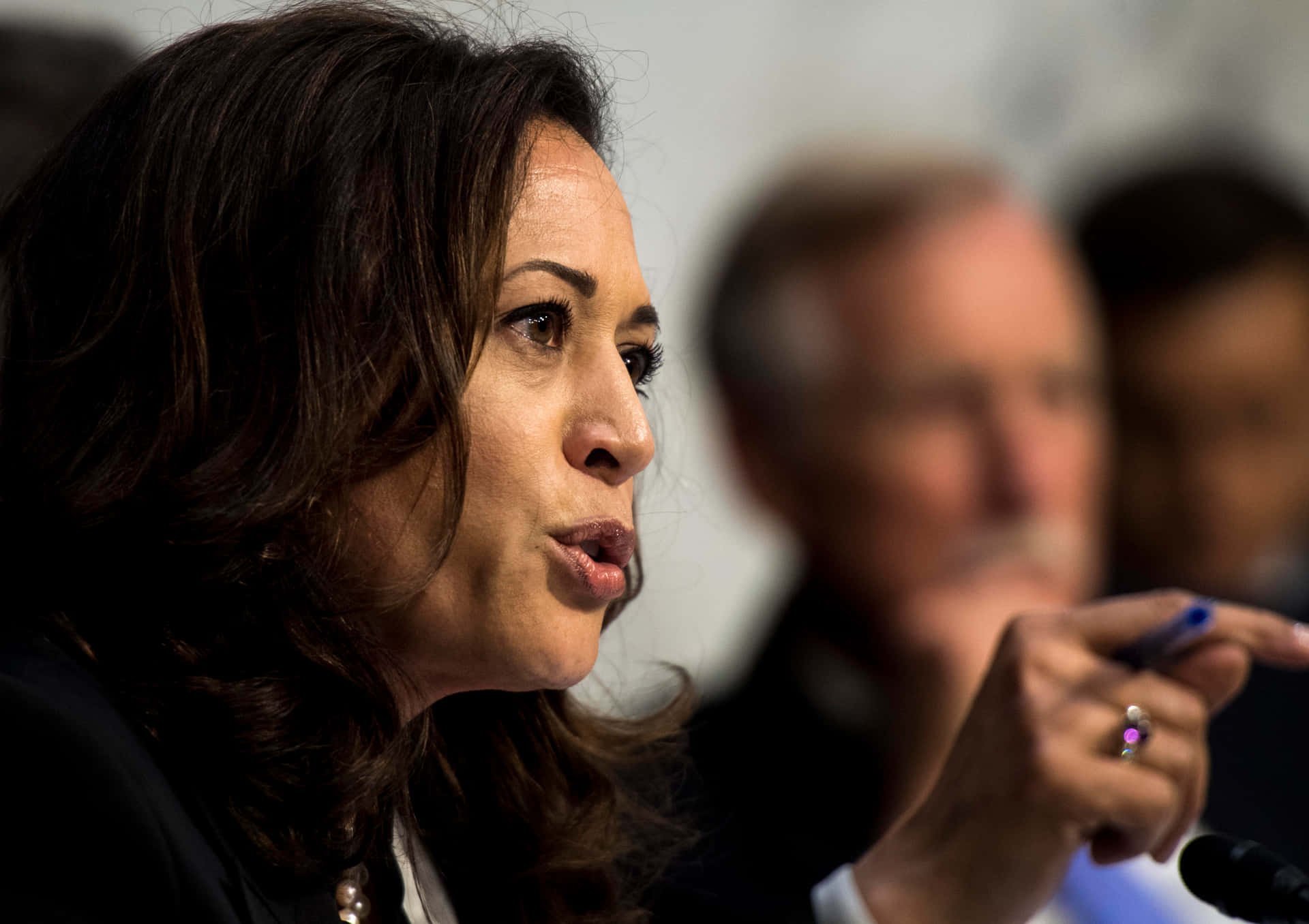 Kamalaharris In Piedi Di Fronte Alla Bandiera Degli Stati Uniti.